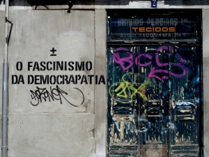 Obra encontrada em Portugal do projeto MAISMENOS que critica o cinismo do Fascismo e a atual apatia da democracia.