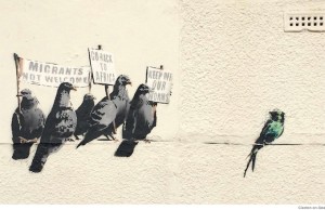 Banksy retrata a xenofobia a imigrantes africanos na Europa. De maneira sarcástica, a cena é com pássaros onde se lê ‘’Deixe nossas minhocas! Volte para a África’’
